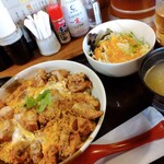 元祖やきとり串八珍 - 炙り親子丼　全景