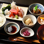 Fresh fish arrives the same day! [Natural] Sashimi set meal