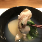 Washoku To Washu Ogata - 店主おまかせコース五品５５００円。蛤と菜の花のお吸い物。ぷりぷりの蛤は、旨味も濃く、とても美味しくいただきました（╹◡╹）