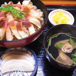 浜寿し - ほっきめし全体です。小鉢と香の物がついてきます。