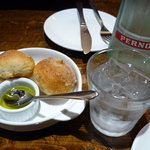 アスペルジュ・シェフズターブル - 自家製プチパンとEXバージンオリーブオイル