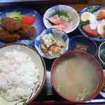 カキフライ定食（850円）は、メイン以外もたっぷりのおかずでお得感あります。