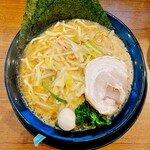 横浜家系ラーメン 春吉家 - 豚骨味噌ラーメン【800円】