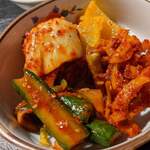 焼肉 牛猿 - キムチ盛り合わせ