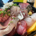 静岡おいしんぼ処 しずおかばっかぁ - ランチ「駿河湾地魚海鮮丼」1,408円税込。具材たっぷり！