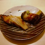 寿しの吉乃 - 穴子の食べ比べ！左は塩で尾の部分、右はお腹の部分でﾂﾒで・・・