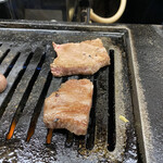 焼肉かつらぎ - タン元焼いてます♪