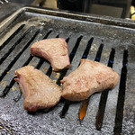 焼肉かつらぎ - タン中焼いてます♪