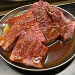 焼肉かつらぎ - 待ってる間にロースとハラミ焼く^ ^