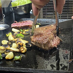 焼肉かつらぎ - 焼けたから切ってくれてる