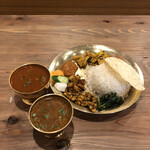 Kathmandu Spice Mart & Momo House - 手前がダルカレー、奥がチキンカレー。副菜も沢山。