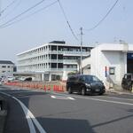 橋野食堂 - 旧駐車場跡地　写真奥が石川病院
