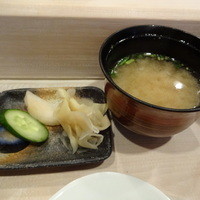 鮨 逸喜優 - 香の物とお味噌汁