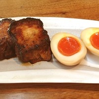 とんかつ & 焼鳥 An - 角煮と味付け卵。卵の黄身が濃厚。
