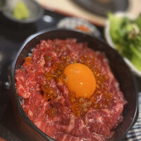 牛刺しと焼肉 仔虎 クリスロード店 - いくらがけ