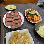 萩之茶屋鶴一 - 上タン(塩)、キムチ盛り合わせ