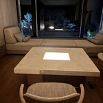 界 ポロト - 「チセ」にある四角い「炉」をイメージしたライトアップするテーブル