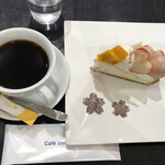 Cafe comme ca - いちごとマンゴーのケーキ　ブレンドコーヒー