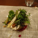 レストラン ツジ - ノルウェーサーモンのマリネの網焼きと冬野菜のサラダ仕立てローズマリーとハチミツの香り