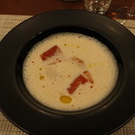 レストラン ツジ - ホタテ貝と生ハムを浮かべた白いんげん豆のスープ