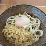 こがね製麺所  - 温玉ぶっかけ中420円(天かす乗せ)