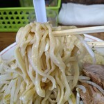 ラーメン二郎 - ニンニクを絡めるとﾔﾊﾞｲくらい旨い