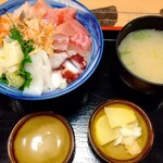 Hamayaki Kaisen Izakaya Daishousuisan - ぶつ切り刺身まかない丼  950円