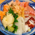 Hamayaki Kaisen Izakaya Daishousuisan - イカ  タコ  タイ  マグロ  サーモン  マグロ  釜揚げしらす   豪快に盛ってあります‼️