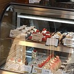 パティスリー プラリ - 後ろの列から撮ったらぼやけた(/´△`＼)