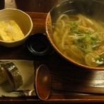特製手揚げのきつねうどん　鯖寿司膳880円