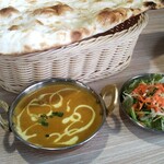 エベレスト ナンハウス＆バー - 2名様ランチセット￥1900 チキンカレー