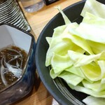 焼き鳥 ばかちん - お通しのキャベツともずく酢