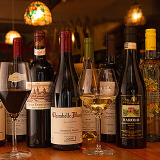 オーナー自ら厳選して仕入れるワインは、60～70種類を常備◎