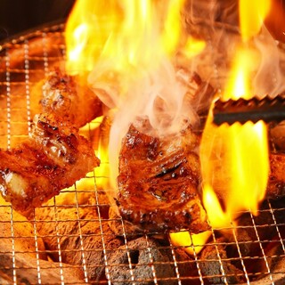 新鮮ホルモンを炭火で焼いてジュワっとジューシーに♪