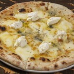 ナポリの食堂 アルバータ アルバータ - マスカルポーネと蜂蜜トッピング　４種チーズのピッツア