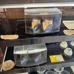 オモヤキッチン - ケースには、ケーキ。イートインもテイクアウトも可能。