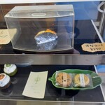 オモヤキッチン - ケースにはケーキ。イートインもテイクアウトも可能。