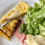 Il Cielo - 葉物野菜の他、オムレツやポテトサラダ、スモークハムなど前菜的な一皿♡