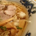 Kihachi Ramen - ラーメンスープ　右サイド　煮込まれない巨大背油