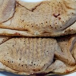 はみだしたいやき - あんこぎっしり入ってるから下の鯛焼き下からあんこ少しはみでかかってる