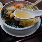 旭川ラーメン熊ッ子 - 澄んだ塩味のスープです。