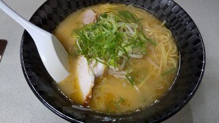 味の天下一 - とんこつベース。ゴマ油が香る。