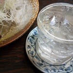 Tawara - 焼酎ロックが、小皿に乗ってやってきた。