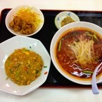 Dourakuen - 台湾ラーメン定食！辛さ増し！うまーい♪辛さの中にコクがあり細め縮れ麺にスープがまとわりつく
                        
                        これぞ求めてた味！(辛部推奨)是非お試しあれ