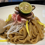 Japanese Soba Noodles 蔦 - 自家製麺に美しい具材の盛り付け