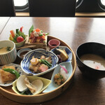 御影蔵 - 春詣「肴」膳２８００円。熱々の玉ねぎと白身魚パン粉揚げが意外にも美味しく、何気なくスティクサラダも良いお味で、全体の印象を高めます（╹◡╹）