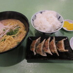 のぶやラ－メン - ラーメン・餃子5個・ご飯大