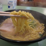 のぶやラ－メン - 黄色い中太麺