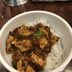 四川麺家 龍の子 - セットミニマーボー丼２００円。ご飯は結構な量ですが、昔から良く炊けたご飯で、マーボーと山椒のバランスも良く、ペロリです（╹◡╹）