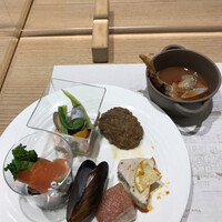 スカイグリルブッフェ武藏 - ランチビュッフェ４９００円。カジキマグロのソテー、アクアパッツァ、ブイヤベースなど。ブイヤベースは、ビュッフェ台でお店の方がお給仕してくれます♩